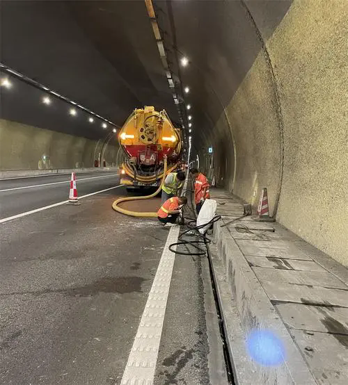 辰溪隧道排水渠清淤